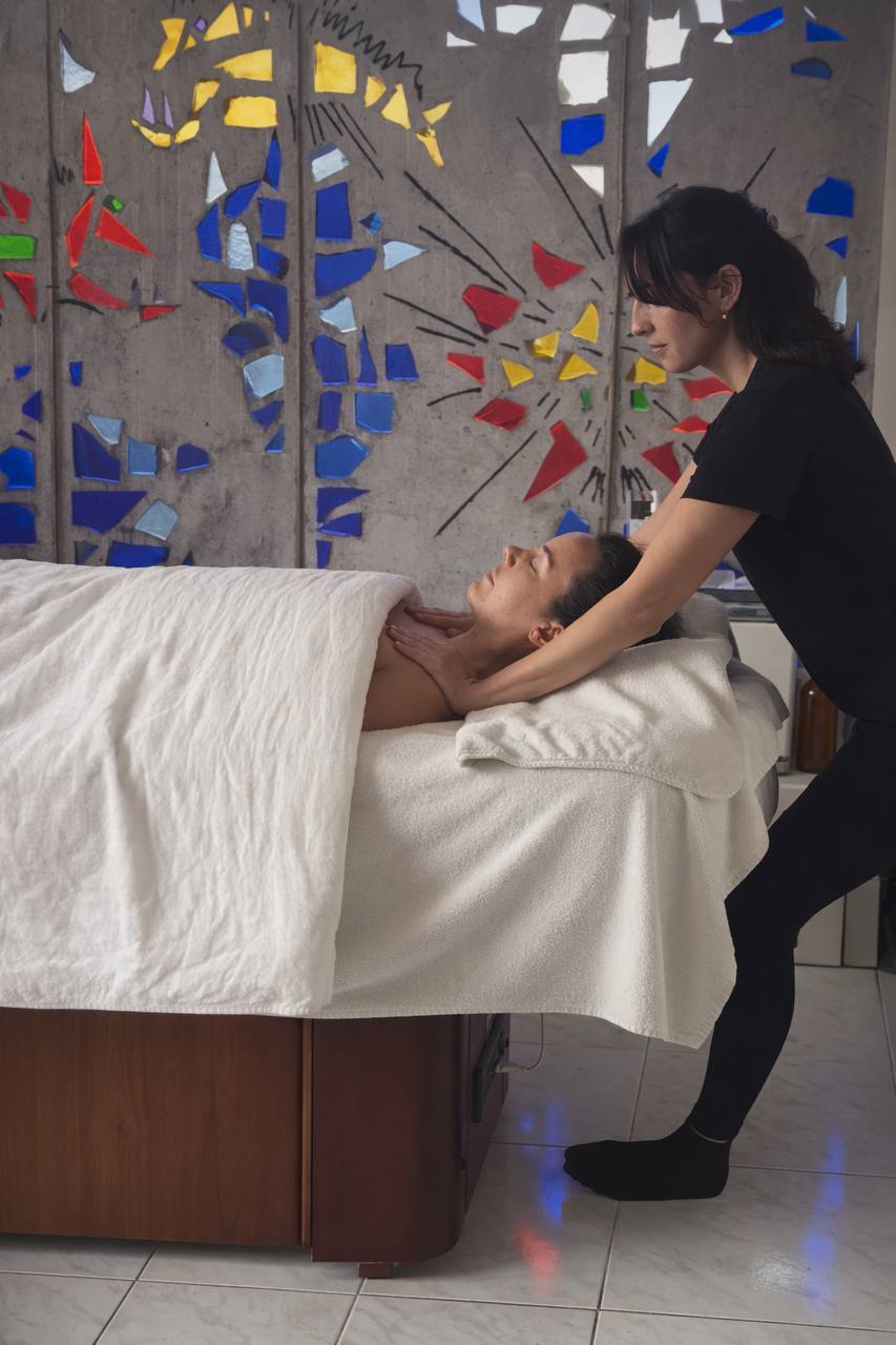 Massage relaxant par Anaïs à L'Ansouisienne